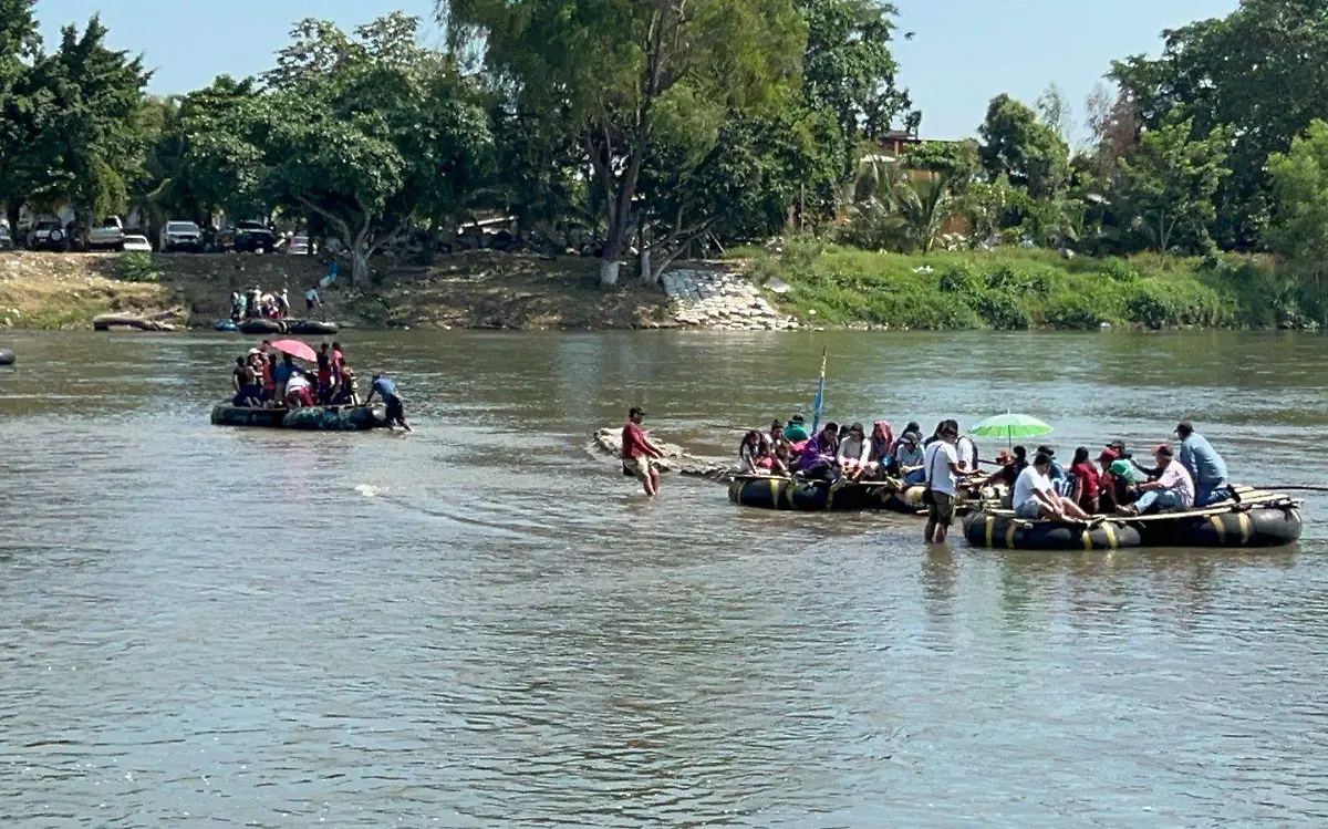 migrantes pasando en balsas el río Suchiate